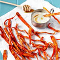 Пряные чипсы из моркови с йогуртом и медом